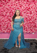 Load image into Gallery viewer, Liliana Hire