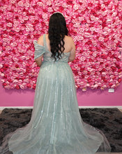 Load image into Gallery viewer, Liliana Hire