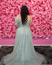 Load image into Gallery viewer, Liliana Hire