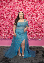 Load image into Gallery viewer, Liliana Hire
